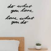 Adorno de Parede Frase Do What You Love Mantra Preto