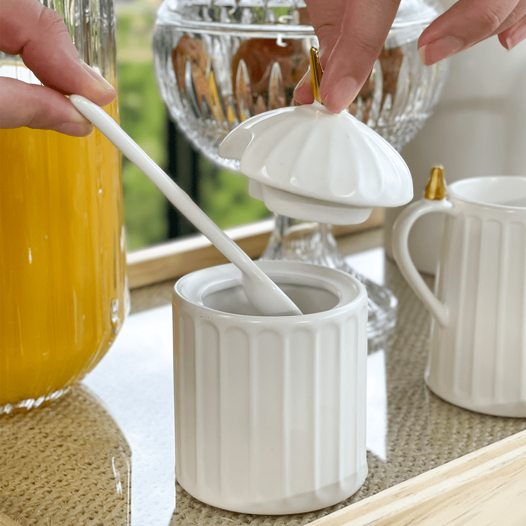 Açucareiro com Colher e Tampa em Cerâmica Branca 12cm Colibri