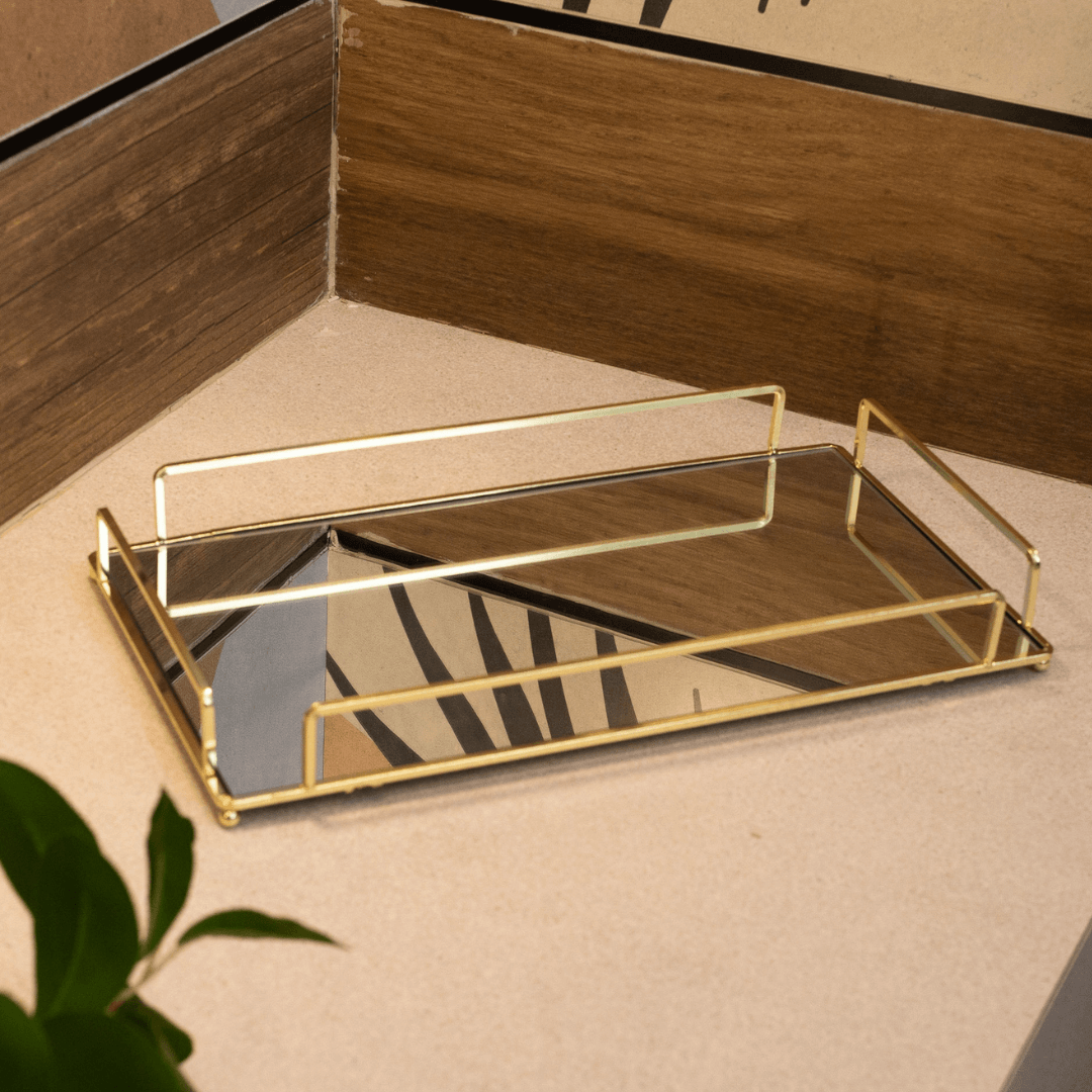 Bandeja de Metal com Espelho no Fundo Dourada