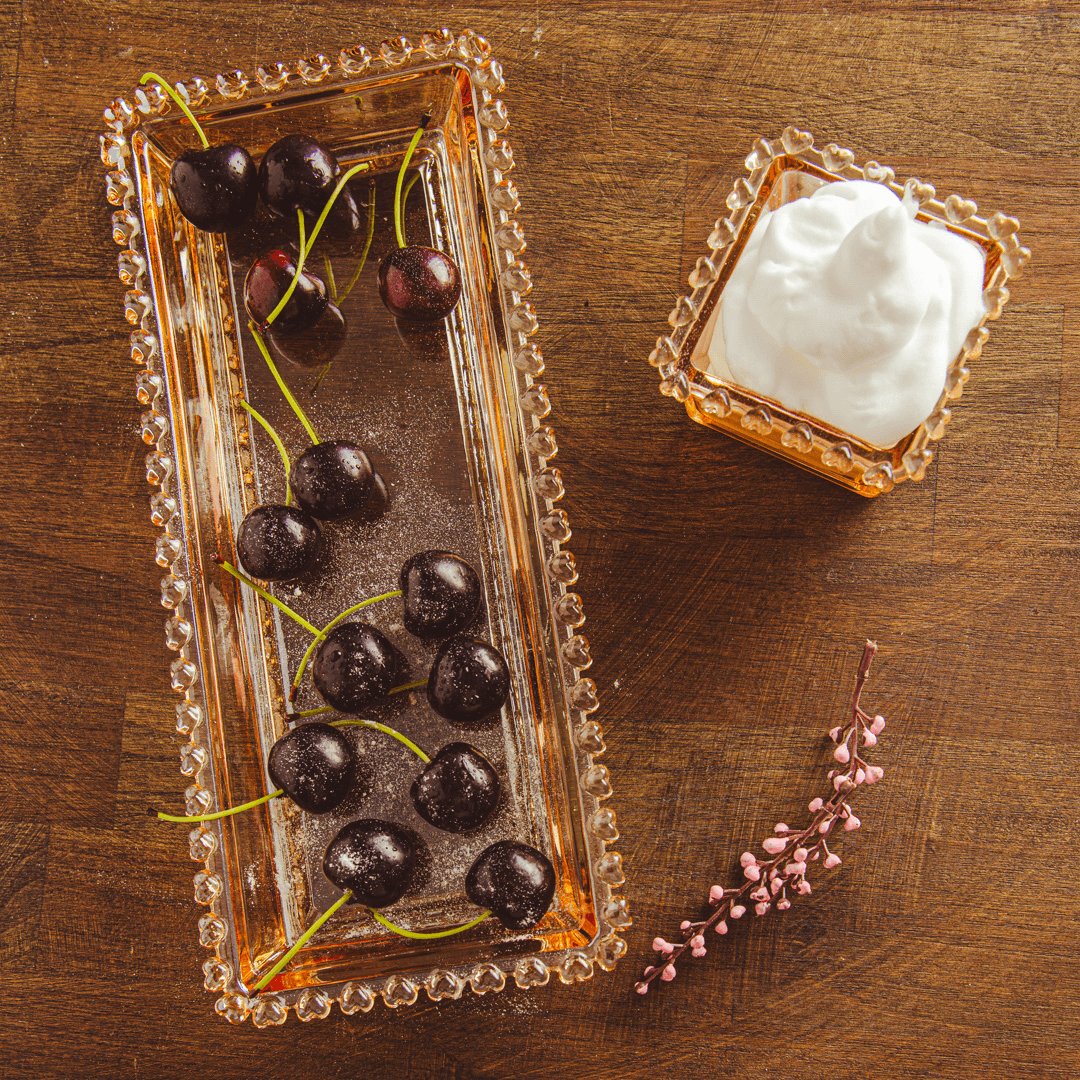 Bowl Quadrado de Cristal de Chumbo com Detalhes em Formato de Coração Âmbar Metalizado 8,5cm