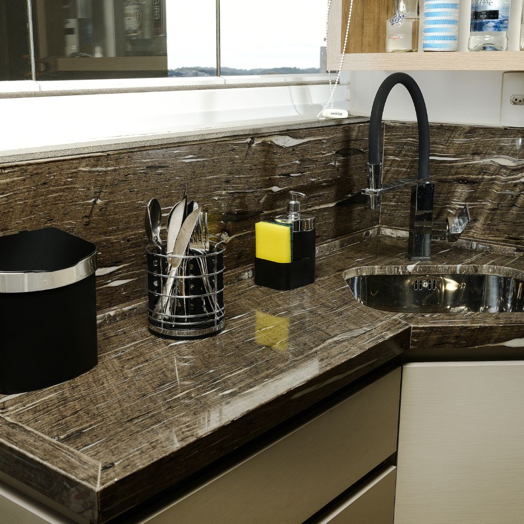 Dispenser Porta Detergente Organizador de Pia Preto e Cromado 500ml