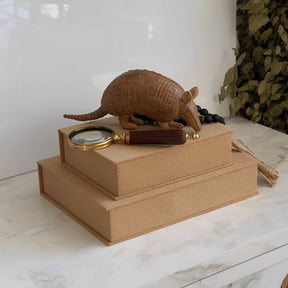 Escultura Decorativa Tatu em Poliresina Marrom 25,5cm