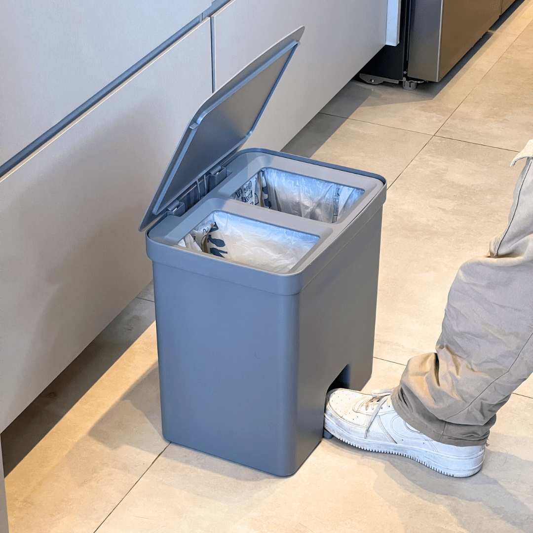 Lixeira de Pedal Trium Duplo Compartimento Chumbo 20 Litros