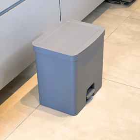 Lixeira de Pedal Trium Duplo Compartimento Chumbo 20 Litros