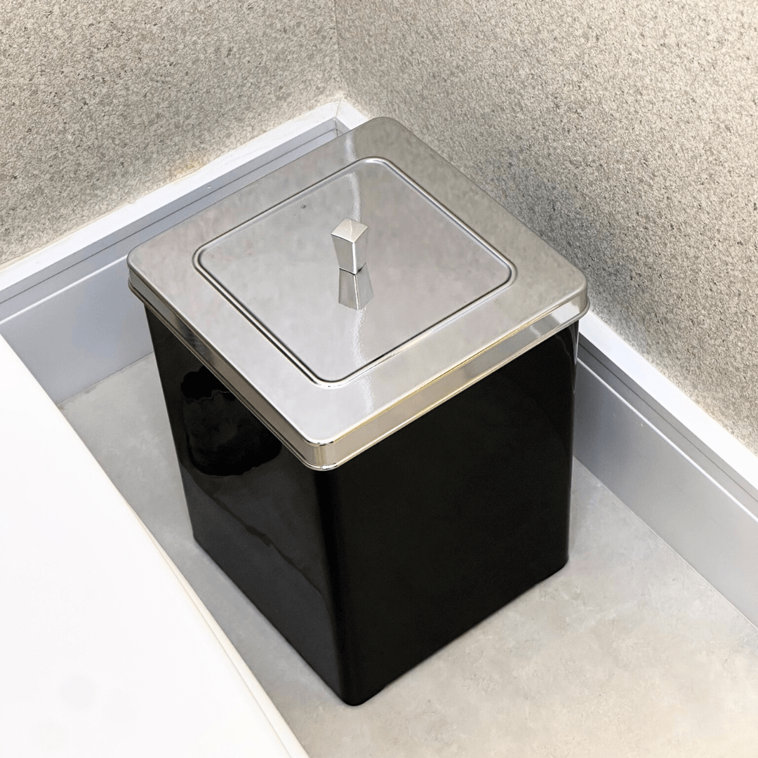 Lixeira Quadrada Preta com Tampa Cromada 6,5 Litros