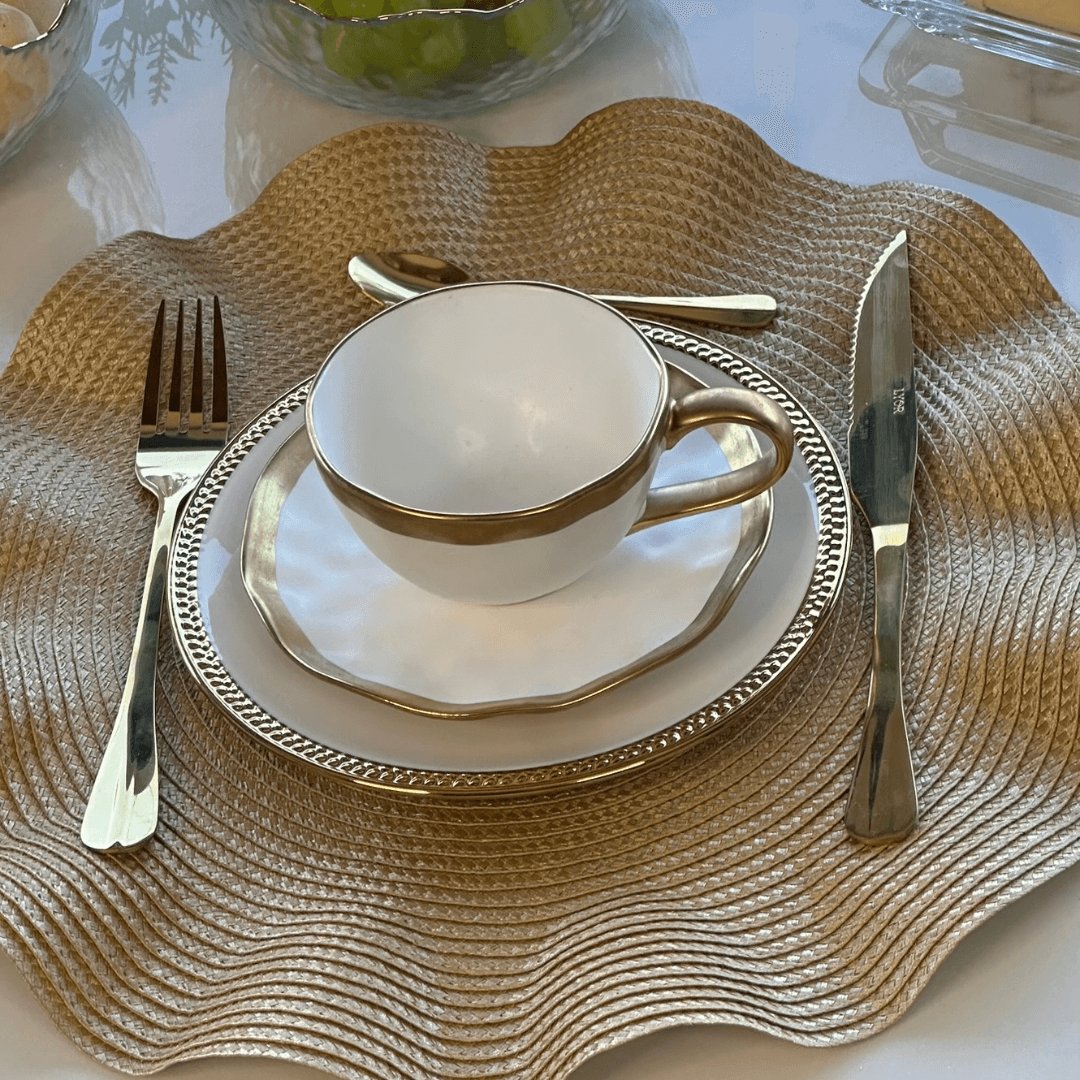 Xícara de Café com Pires em Porcelana Dubai Branco e Dourado 90ml