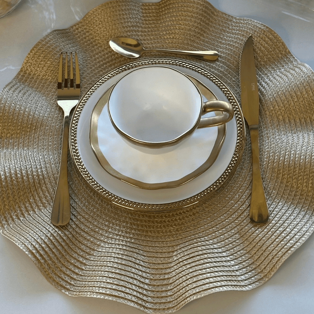 Xícara de Café com Pires em Porcelana Dubai Branco e Dourado 90ml