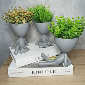 Vaso Cachepot Bob Sentado com Uma Perna Levantada em Poliresina Cinza - 14,5 cm