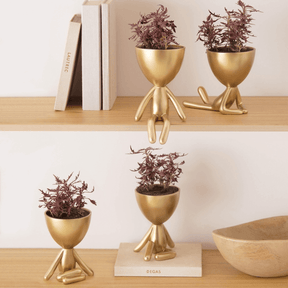 Vaso Cachepot Bob Sentado Com Uma Perna Levantada em Poliresina Dourado