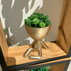 Vaso Cachepot Bob Sentado Com Uma Perna Levantada em Poliresina Dourado