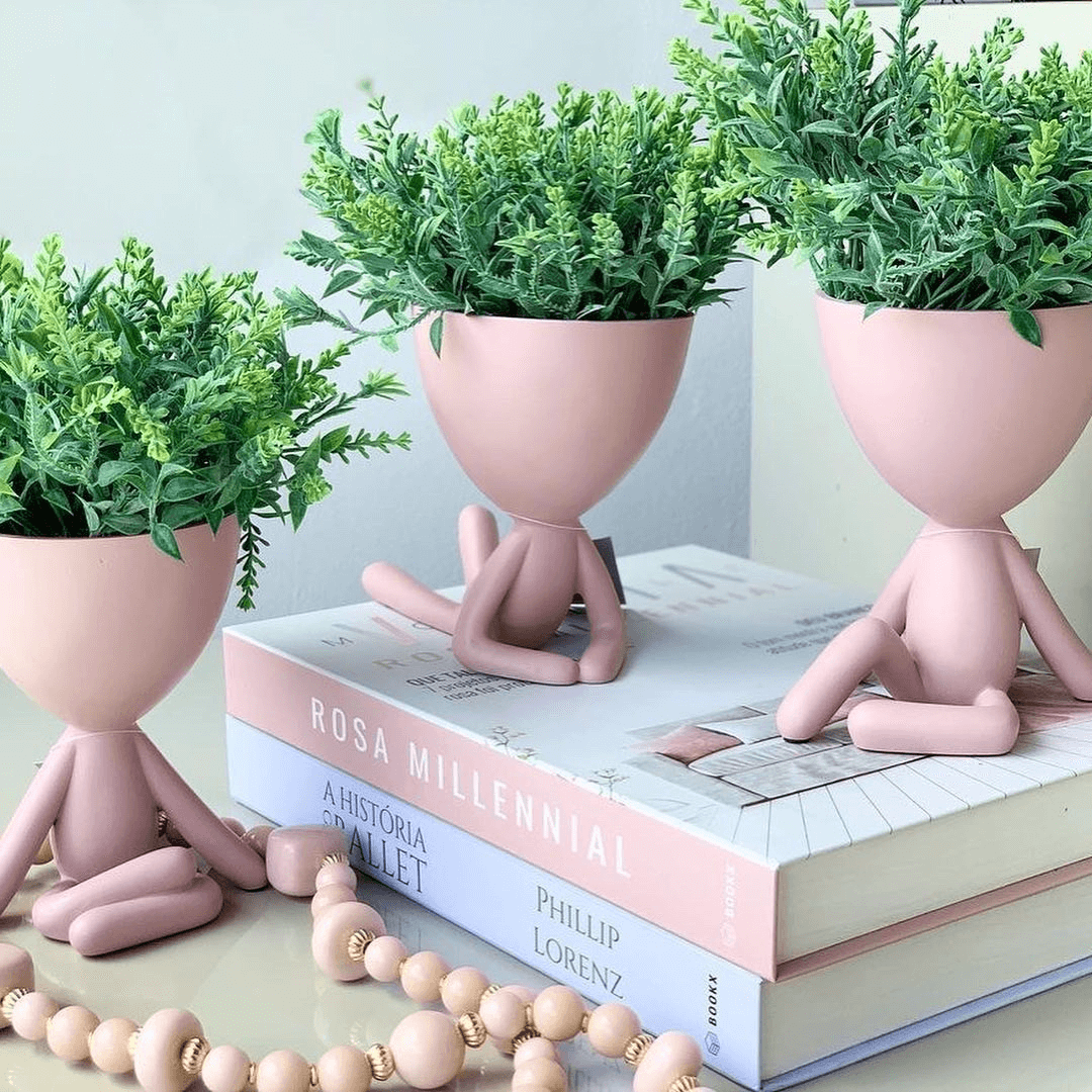 Vaso Cachepot Bob Sentado com uma Perna Levantada em Poliresina Rosa - 14,5 cm