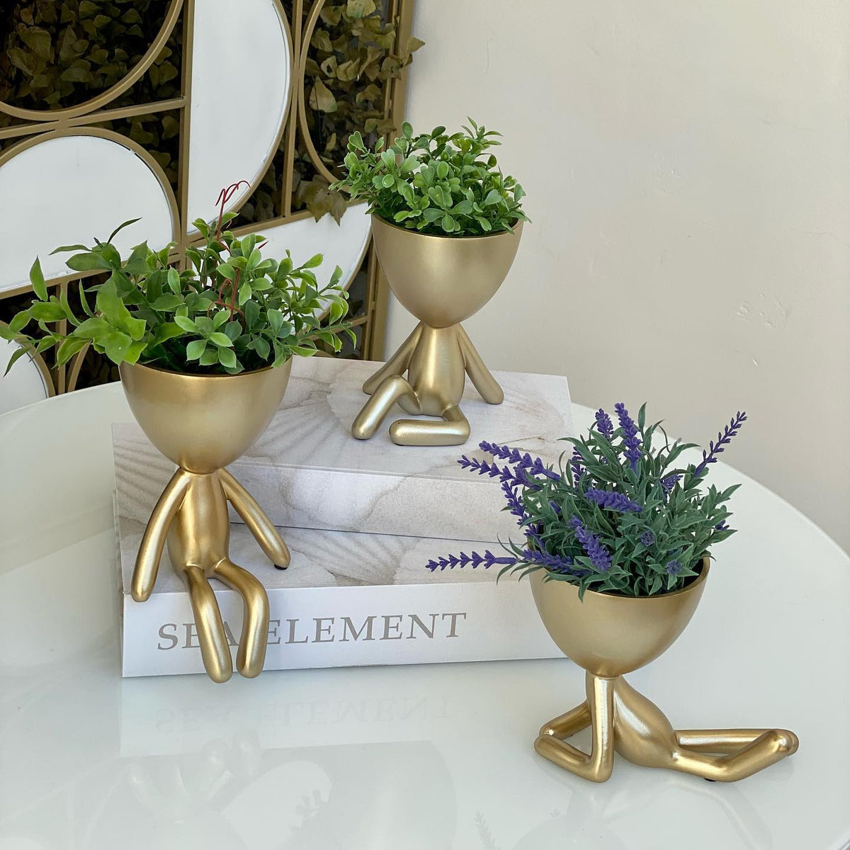 Vaso Cachepot Bob Sentado de Frente em Poliresina Dourado