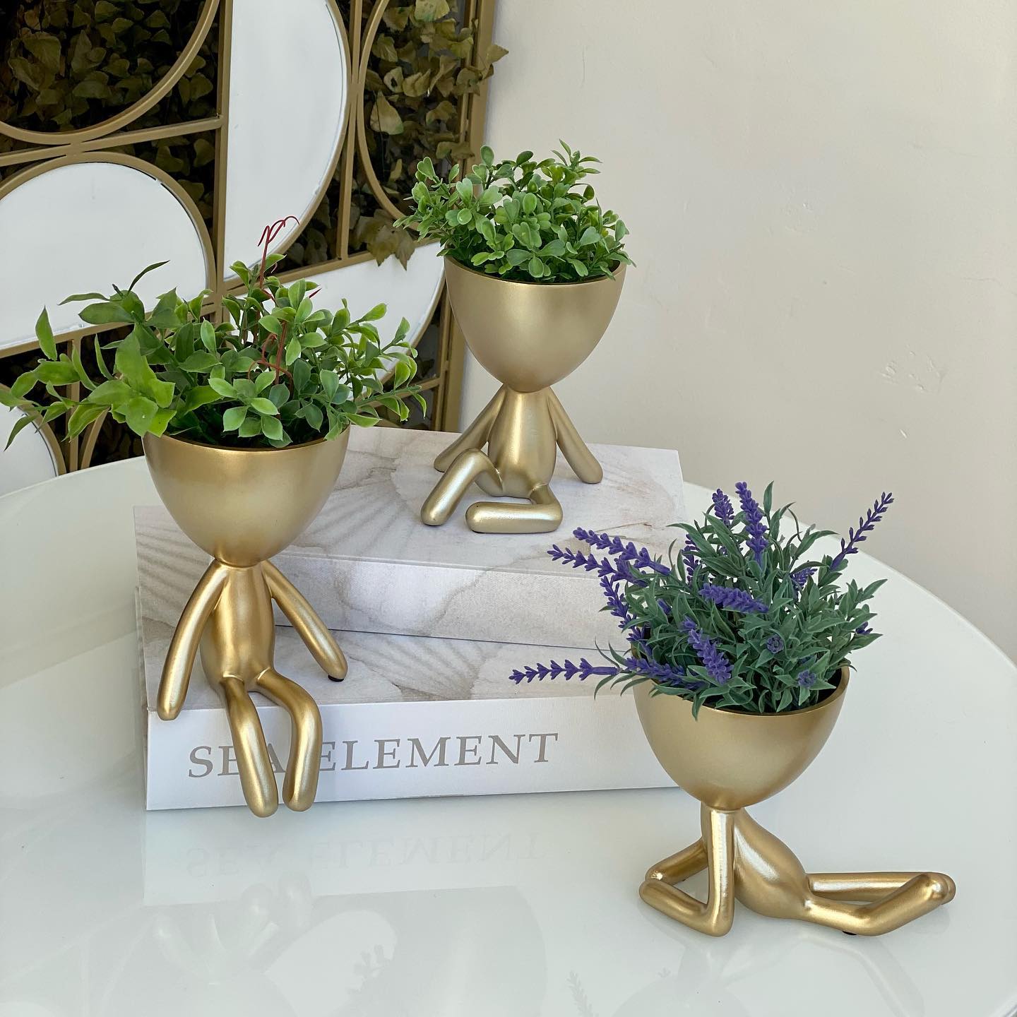 Vaso Cachepot Bob Sentado de Frente em Poliresina Dourado