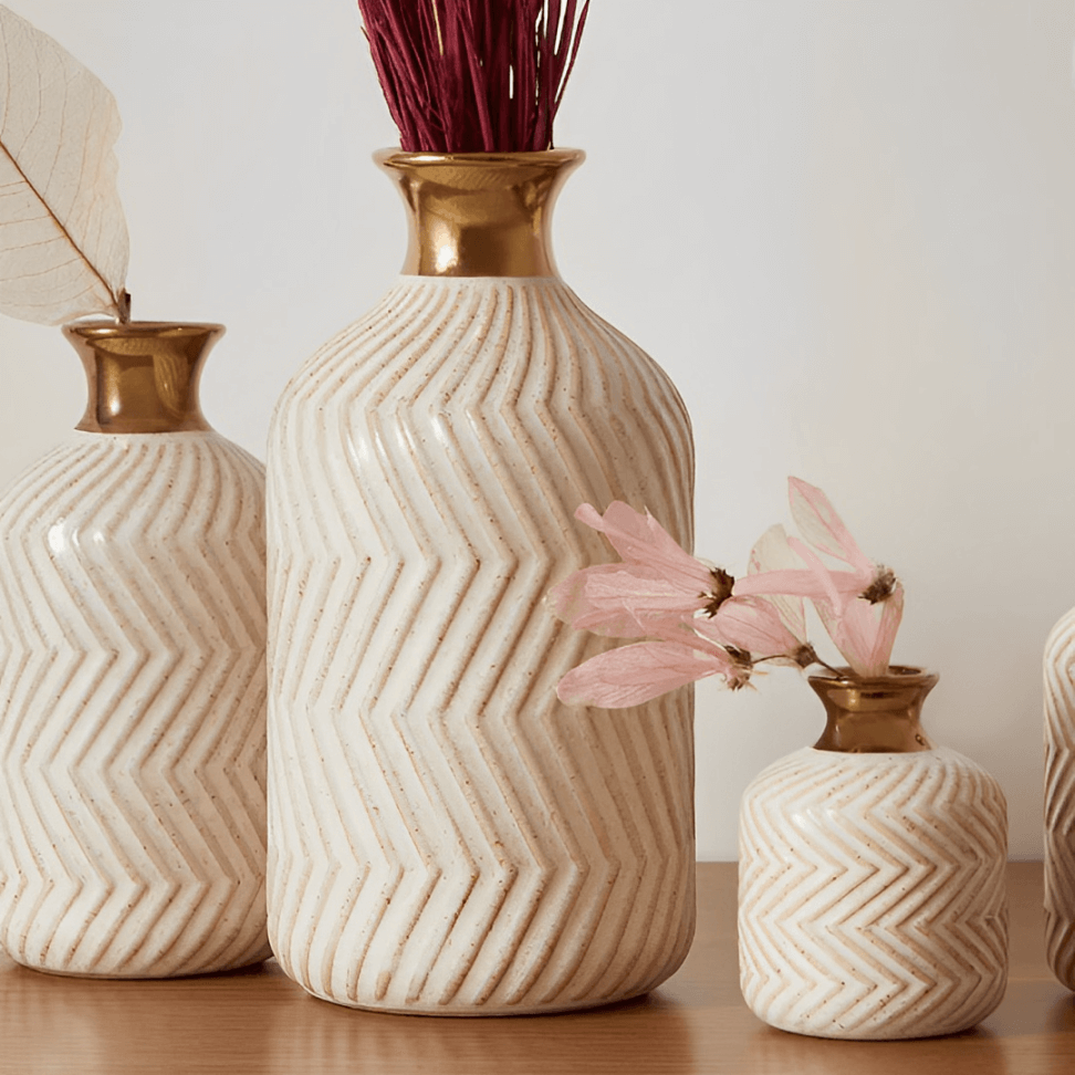 Vaso em Cerâmica com Ranhuras Bege e Dourado 14cm