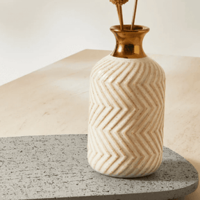 Vaso em Cerâmica com Ranhuras Bege e Dourado 14cm