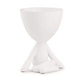 Vaso Em Poliresina Bob Sentado Com As Mãos No Chão Branco