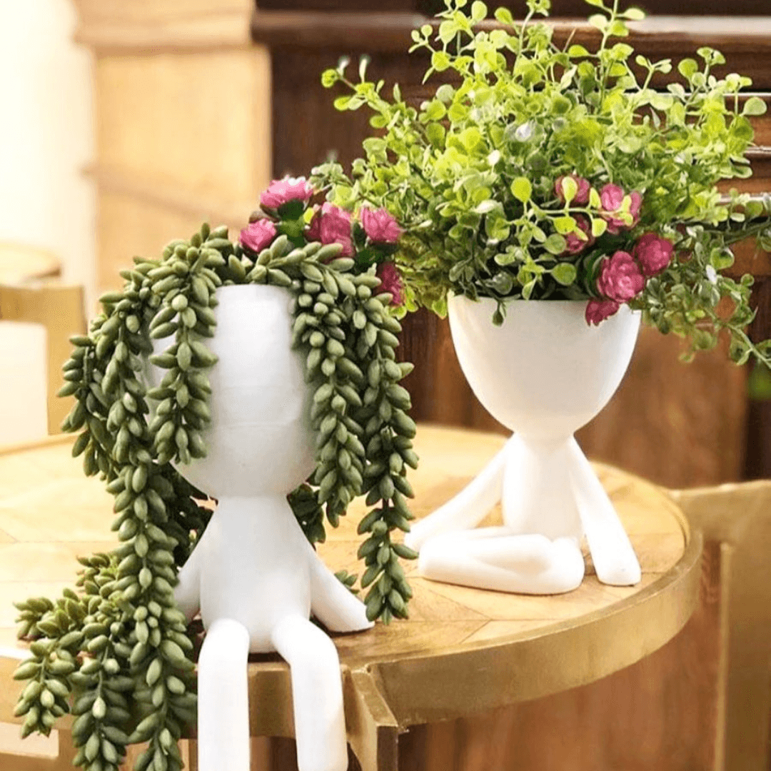 Vaso Em Poliresina Bob Sentado Com As Mãos No Chão Branco