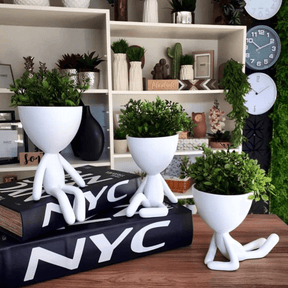 Vaso Em Poliresina Bob Sentado Com Uma Perna Levantada Branco