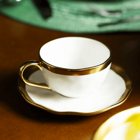 Xícara de Chá com Pires em Porcelana Dubai Branco e Dourado 200ml