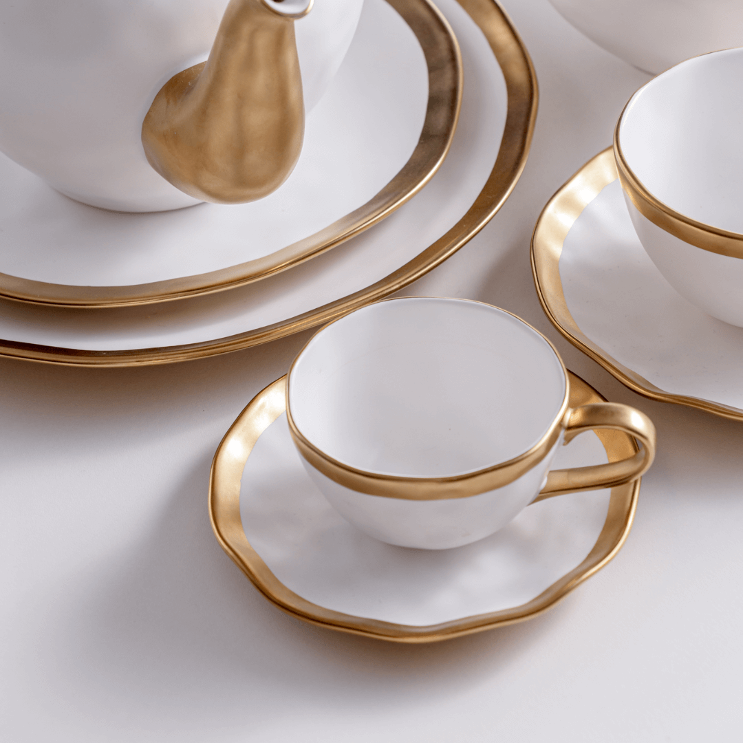 Xícara de Chá com Pires em Porcelana Dubai Branco e Dourado 200ml