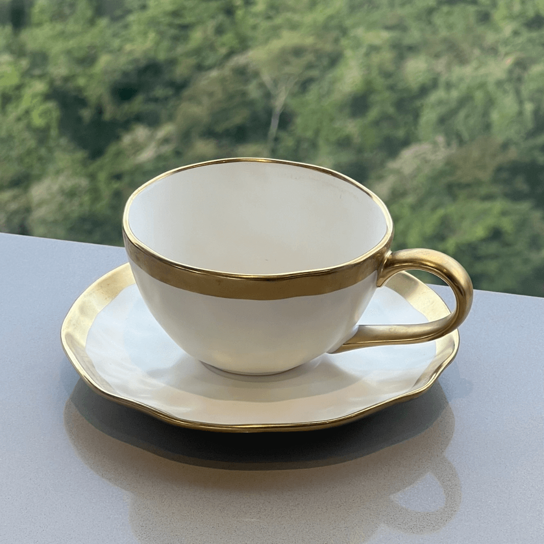 Xícara de Chá com Pires em Porcelana Dubai Branco e Dourado 200ml