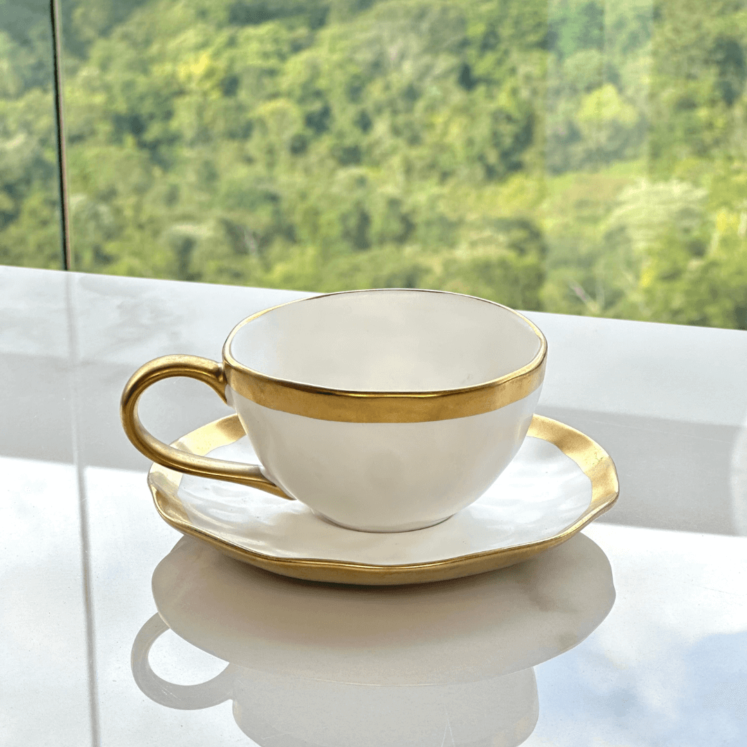 Xícara de Chá com Pires em Porcelana Dubai Branco e Dourado 200ml
